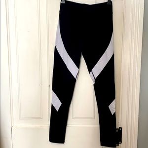 GARAGE White & Black Leggings